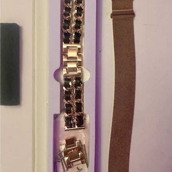 Fitbit Versa Watch + Band Bundle + Charger + Screen Protectors - Picture 10 of 12